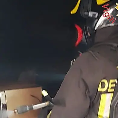 Incendio distrugge deposito di mobili antichi, indagini a Lamezia