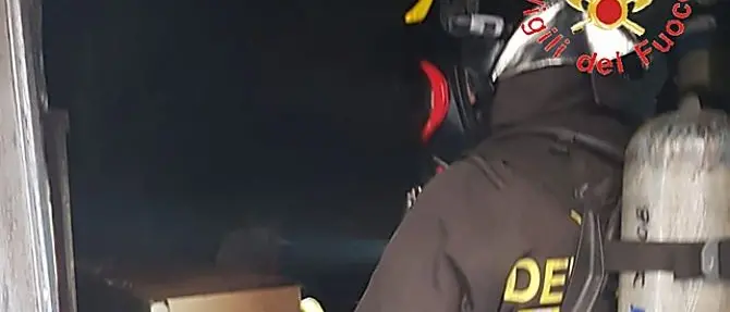 Incendio distrugge deposito di mobili antichi, indagini a Lamezia