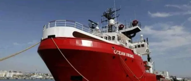 Migranti, Ocean Viking in mare da dieci giorni: «Lasciati in un limbo»