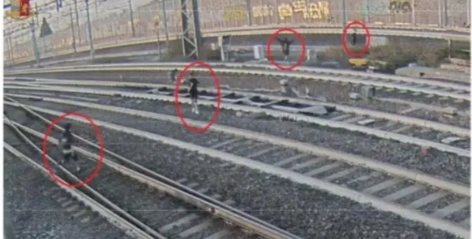 Ragazzini su binari sfidano un treno dell'alta velocità mentre scattano selfie: identificati