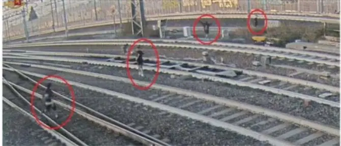 Ragazzini su binari sfidano un treno dell'alta velocità mentre scattano selfie: identificati