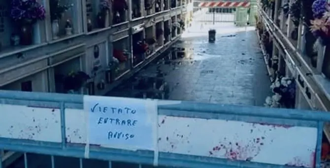 Esplosioni e miasmi tra i loculi, è emergenza sanitaria al cimitero di Gagliano