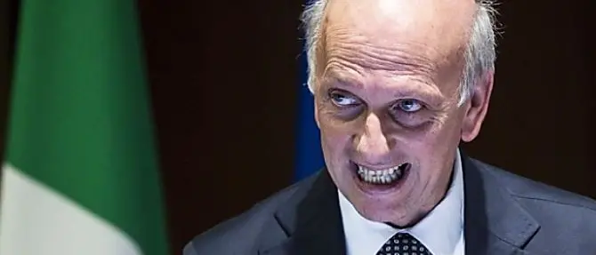 Bufera su Bussetti, aperta inchiesta sui viaggi sospetti dell’ex ministro