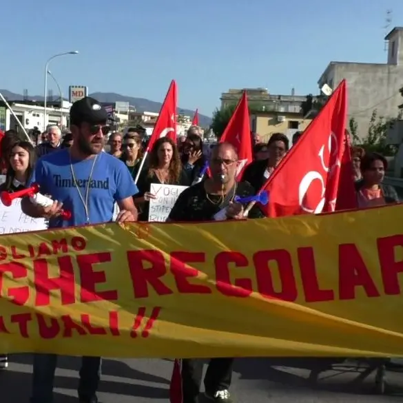 Rifiuti, i comuni non pagano e gli operai rimangono senza stipendio: proteste a Siderno