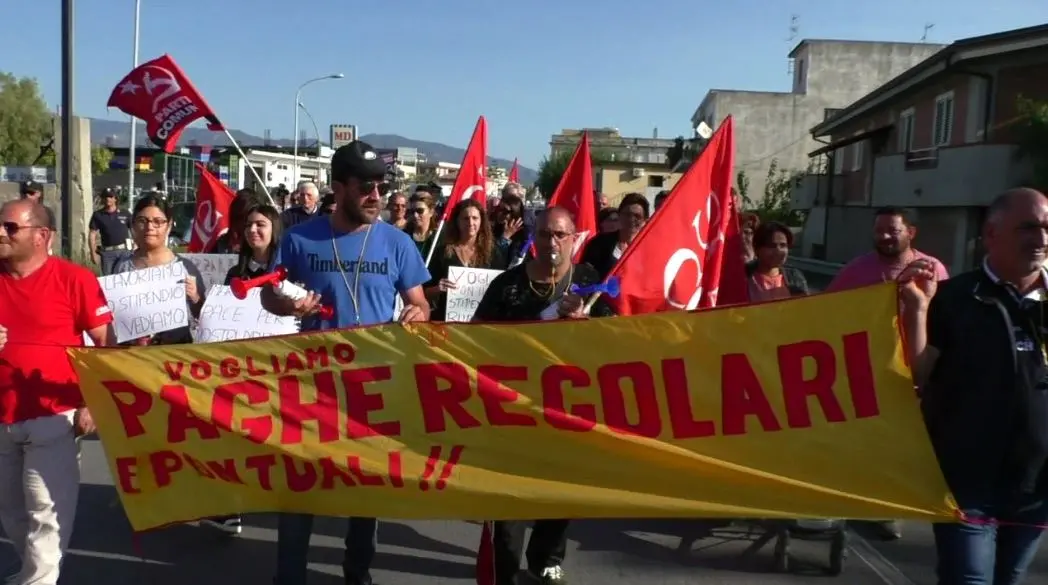 Rifiuti, i comuni non pagano e gli operai rimangono senza stipendio: proteste a Siderno