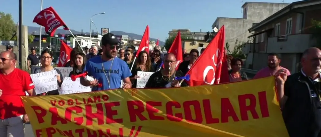 Rifiuti, i comuni non pagano e gli operai rimangono senza stipendio: proteste a Siderno