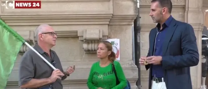 Catanzaro, poliziotti in piazza contro il Governo: «Lo Stato ci volta le spalle»