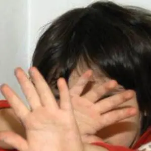 Botte su bimbo di 7 anni: arrestato il compagno della madre