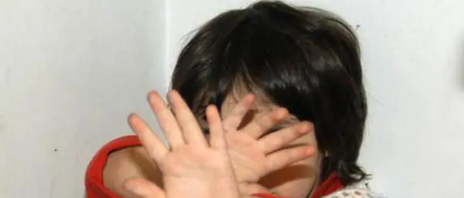 Botte su bimbo di 7 anni: arrestato il compagno della madre