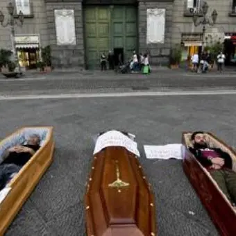 Bare e finti cadaveri davanti al municipio: protestano i seppellitori