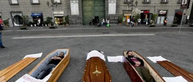 Bare e finti cadaveri davanti al municipio: protestano i seppellitori