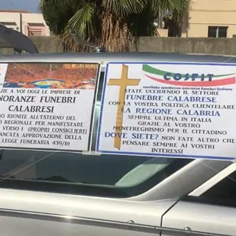 «Il funerale della politica calabrese»: a Reggio protestano le pompe funebri