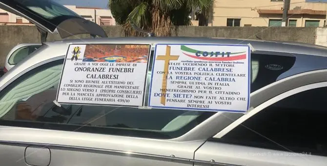 «Il funerale della politica calabrese»: a Reggio protestano le pompe funebri