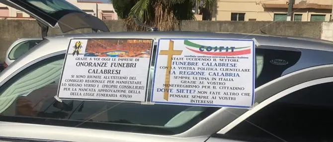 «Il funerale della politica calabrese»: a Reggio protestano le pompe funebri