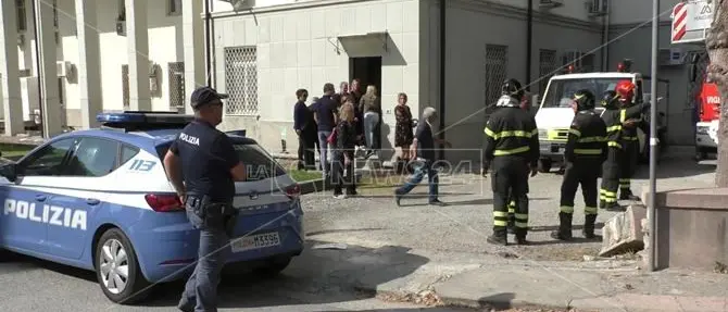 Benzina sui mobili e barricate, i licenziati del Pugliese asserragliati negli uffici