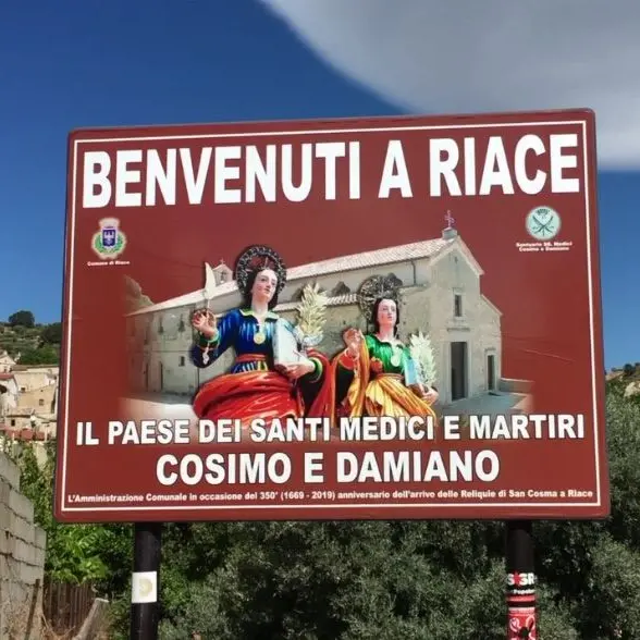 Guerra dei cartelli a Riace, il sindaco: «Quello dedicato a Impastato sarà ricollocato»