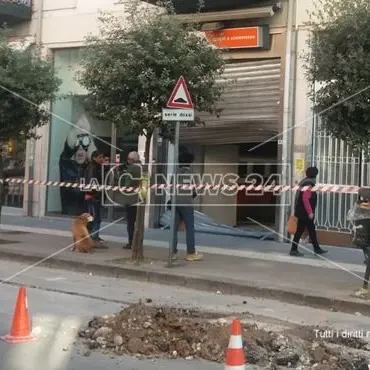 Cosenza, sfondano l'ingresso di una sala scommesse e rubano tutto