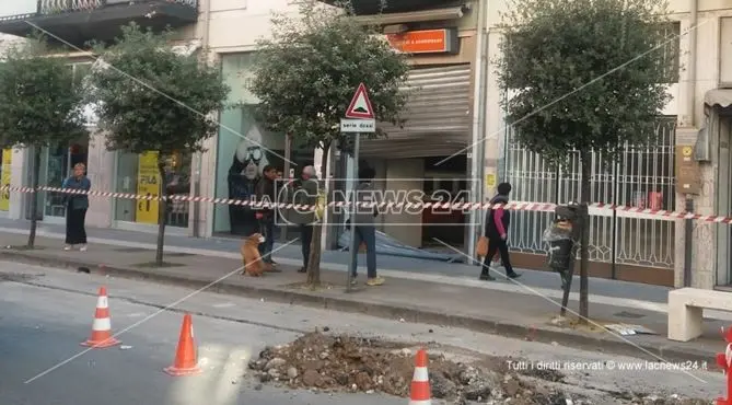Cosenza, sfondano l'ingresso di una sala scommesse e rubano tutto