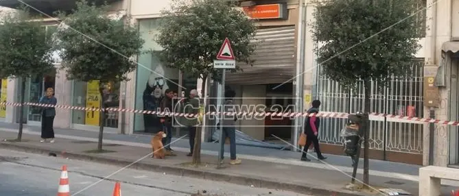 Cosenza, sfondano l'ingresso di una sala scommesse e rubano tutto