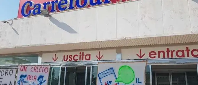 Lavoratori licenziati via Whatsapp, continua il presidio a Crotone