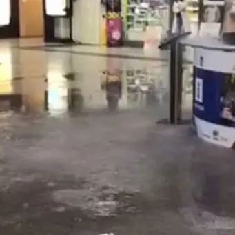 “Piove” nell’aeroporto di Lamezia, le immagini dello scalo allagato