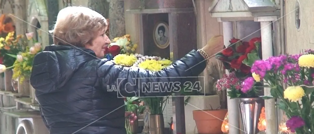 Preghiera e dolore, è il giorno della commemorazione dei defunti