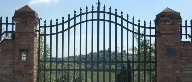 Tenta di scavalcare il cancello di casa ma muore impiccata