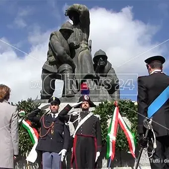 Celebrazioni 4 novembre, a Catanzaro cerimonia al Monumento ai caduti