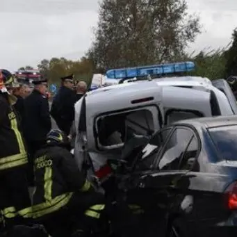 Auto travolge due vigili e un carabiniere mentre fanno rilievi dopo un incidente, gravi