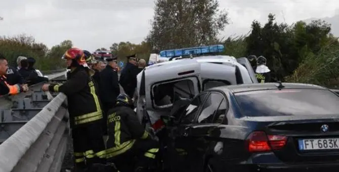 Auto travolge due vigili e un carabiniere mentre fanno rilievi dopo un incidente, gravi