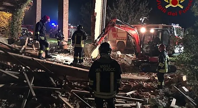 Esplode una cascina, morti due vigili del fuoco