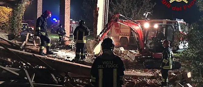 Esplode una cascina, morti due vigili del fuoco