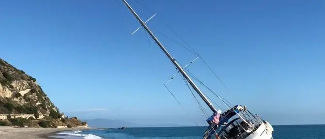 Sbarca insieme ad altri 36 migranti nella Locride e viene investito da un treno