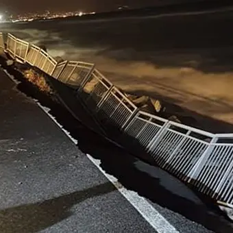 Cetraro, la furia del mare divora la balconata del belvedere di Lampetia