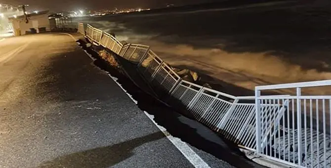 Cetraro, la furia del mare divora la balconata del belvedere di Lampetia