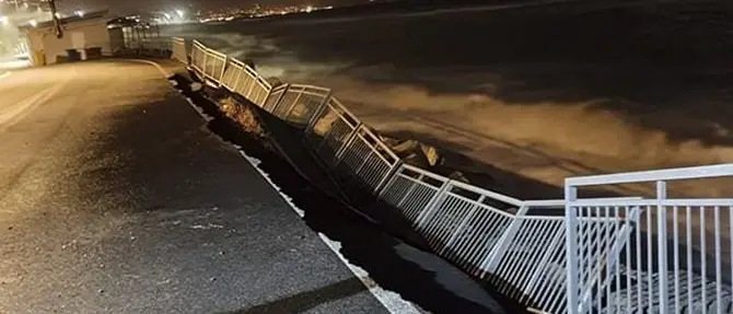 Cetraro, la furia del mare divora la balconata del belvedere di Lampetia