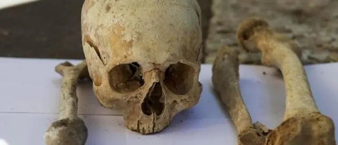 Resti umani sulla riva del lago, macabra scoperta nel Lecchese