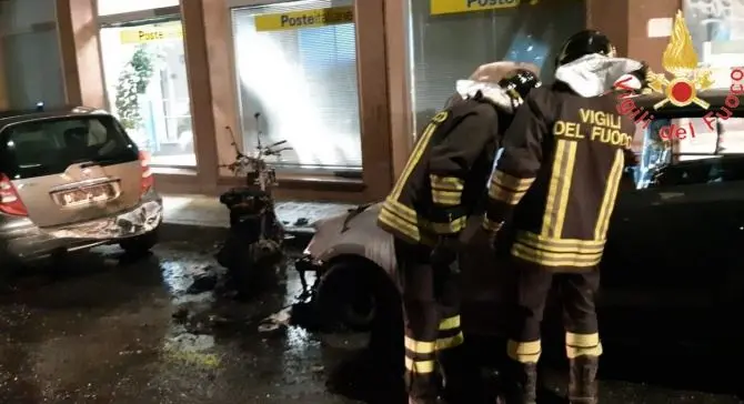 Auto e moto in fiamme nella notte a Catanzaro, indagini