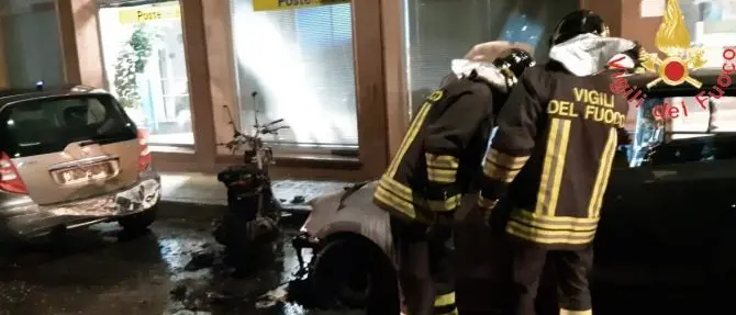 Auto e moto in fiamme nella notte a Catanzaro, indagini