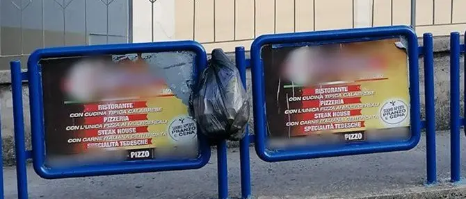 Rifiuti, multa per “sacchetto firmato”: lei si oppone, l’assessore non si pente