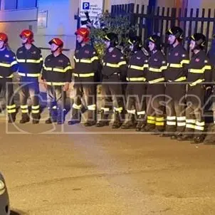 L'abbraccio delle forze dell'ordine di Reggio a Nino Candido e alle vittime dell'esplosione