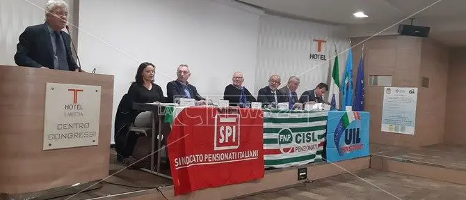 «Pensionati come bancomat»: sindacati calabresi sfidano il governo
