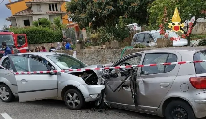 Scontro frontale tra due auto a Serrastetta, un ferito grave