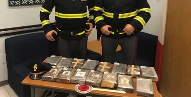 Con 16 chili di cocaina sul camion, due calabresi arrestati in Lombardia