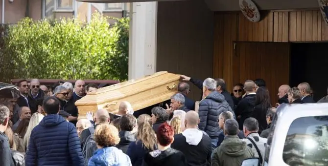 Omicidio Sacchi, chiesa gremita per Luca: «La sua morte sia motivo di vita»