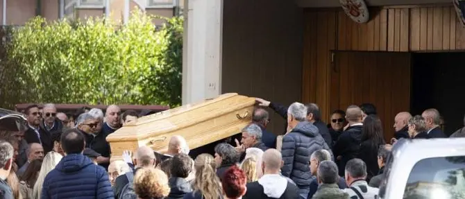 Omicidio Sacchi, chiesa gremita per Luca: «La sua morte sia motivo di vita»