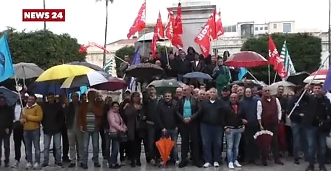 «Vogliamo i nostri soldi perché li abbiamo sudati»: operai Avr protestano a Reggio