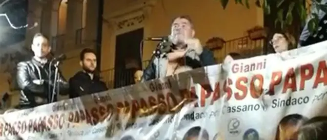 Spopola il “politico” di Cassano che promette «cchiu pilu pi’ tutti»