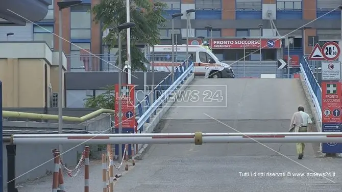 Donna morta in pronto soccorso: decesso causato da un'emorragia
