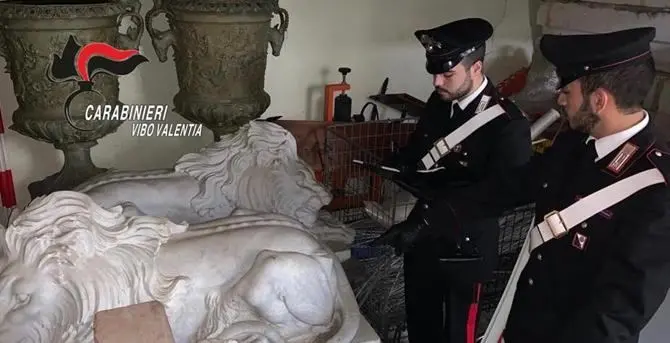 Statue e anfore del ‘200 nascoste in garage, denunciato 64enne